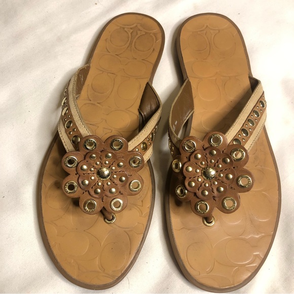 Coach Kelby flower 🌸 hardware , latte leather flip flop sandals - Picture 1 of 9